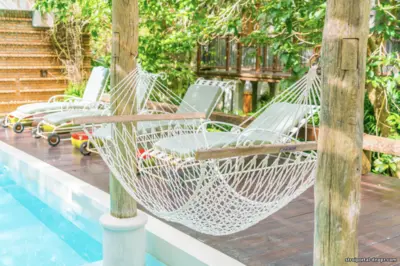 Готовимся к теплому сезону: как надежно закрепить гамак, качели и подвесное кресло на террасе или балконе
